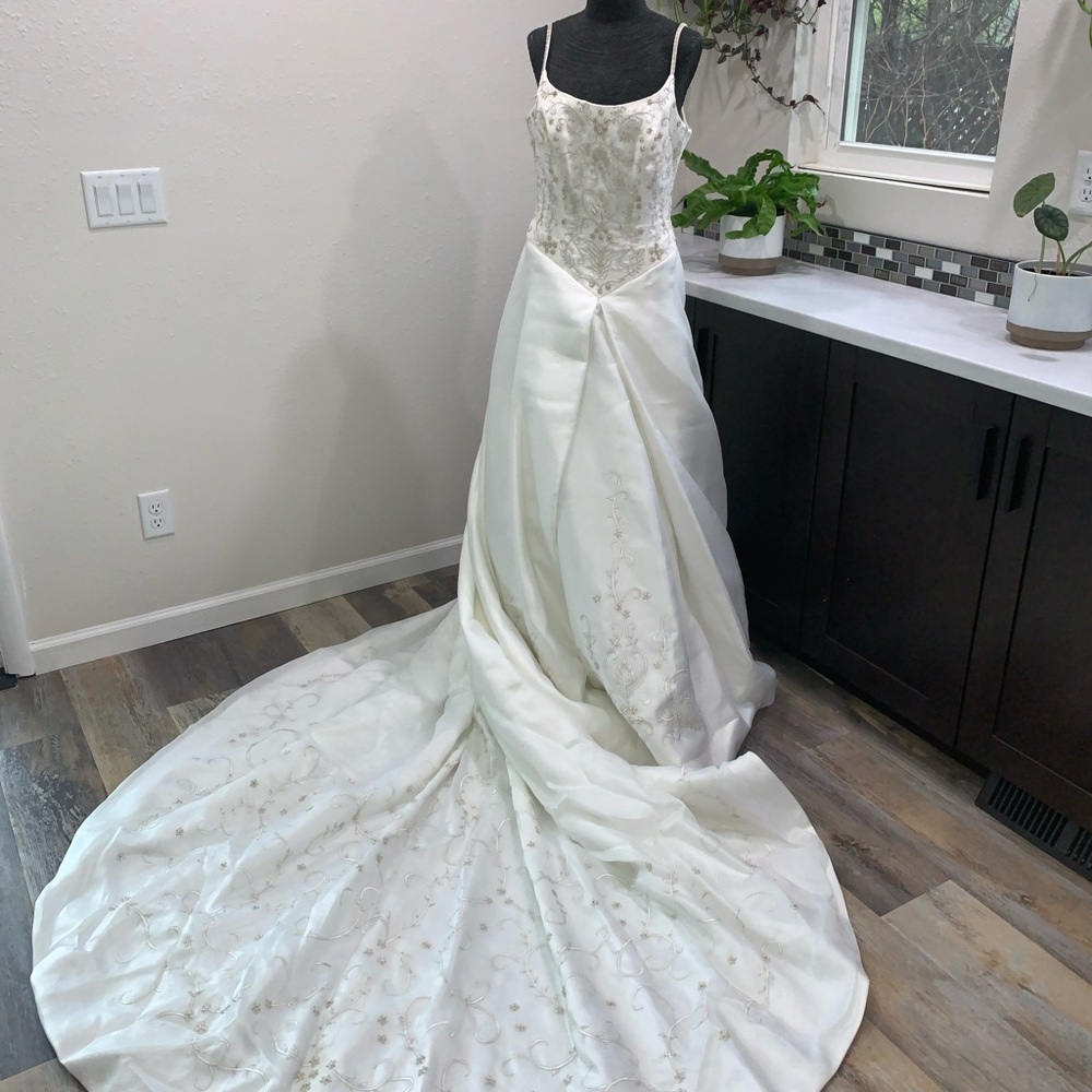 🚫SOLD🚫Ivory sz 12 stunning wedding gown
